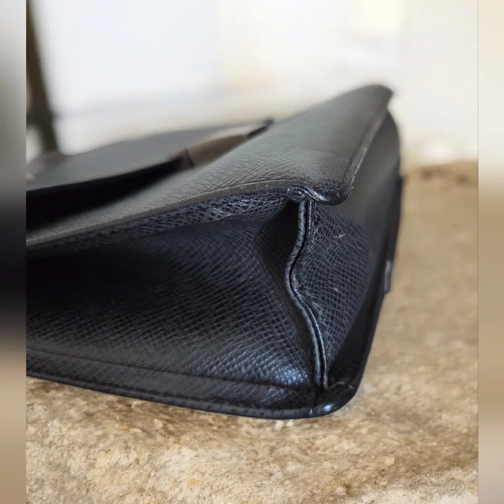 Authentic Louis Vuitton Taiga Selenga clutch